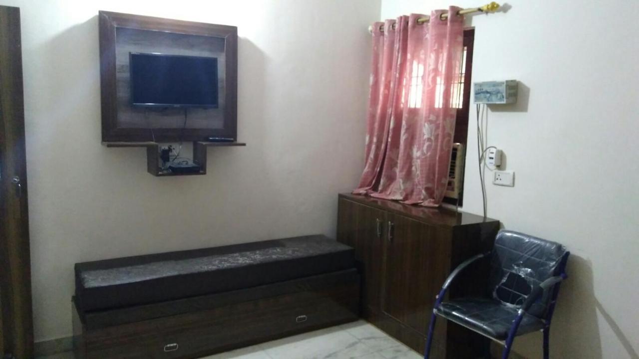 Basil Inn Home Stay Walking Distance From Taj Mahal Agra 아그라 외부 사진